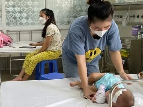 Thời tiết nồm ẩm, trẻ dễ ốm, làm gì để phòng bệnh?