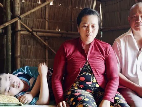 Con trai 14 tuổi bại liệt thỉnh cầu cộng đồng cứu người cha bị ung thư