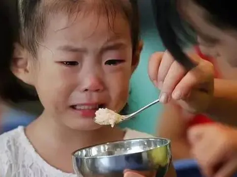 Nhìn từ trào lưu dùng clip dọa trẻ con để ép bé ăn: Ai mới thật sự là “thủ phạm”?