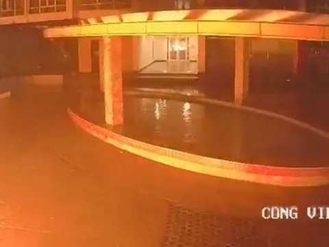 Chung cư ở TP.HCM cháy dữ dội kèm mùi xăng nồng nặc, nghi bị phóng hỏa