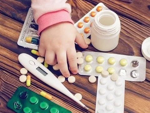 Bị người nhà bất cẩn nhỏ nhầm acid vào miệng, bé gái 3 tháng tuổi bị bỏng khoang miệng