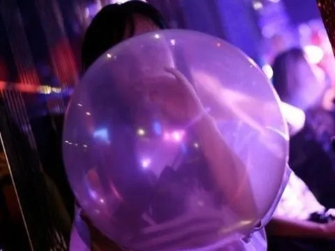 Hút 10 quả bóng cười mỗi ngày, thiếu nữ 15 tuổi nhập viện khẩn cấp