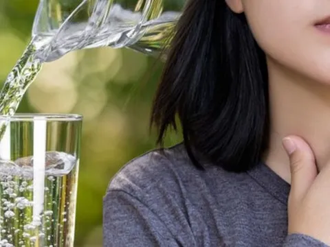 Người phụ nữ phát hiện mắc ung thư tuyến giáp từ một dấu hiệu lạ khi uống nước, ai thấy cũng “phát hoảng”