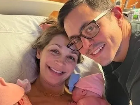 Người phụ nữ đã cắt buồng trứng vẫn sinh đôi một cách kỳ diệu