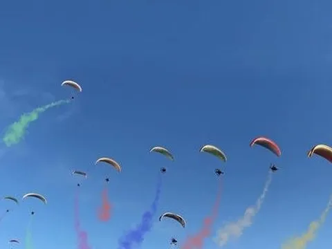 Nghệ An lần đầu tiên tổ chức biểu diễn dù lượn động cơ