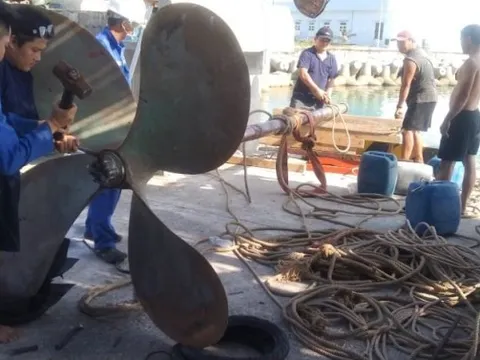 Hỗ trợ sửa chữa sự cố hỏng chân vịt và gãy neo cho 2 tàu của ngư dân