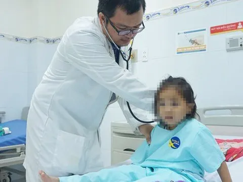 Được bà ngoại sơ cứu kịp thời, bé gái bị té sông thoát chết