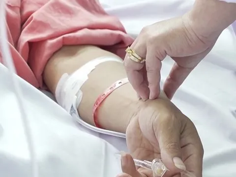 Sau 2 ngày uống rượu chuối hột, 1 người vẫn say với nồng độ cồn là 90,69 mg/dL