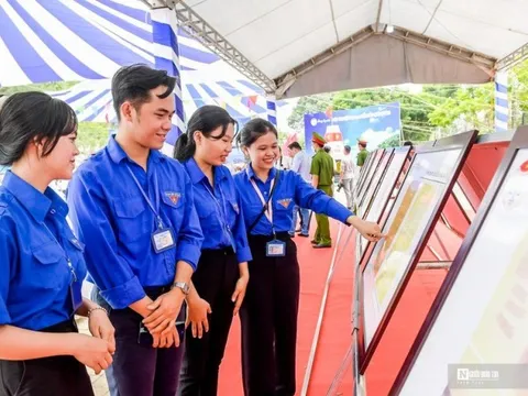 Cần Thơ: Giới trẻ hào hứng tham quan tuần lễ Luật gia với biển đảo