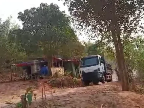 Yêu cầu báo cáo việc xe chở hàng ngang nhiên qua chốt biên giới