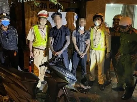 Phát hiện 2 đối tượng chạy xe máy không biển số nghi tàng trữ ma túy
