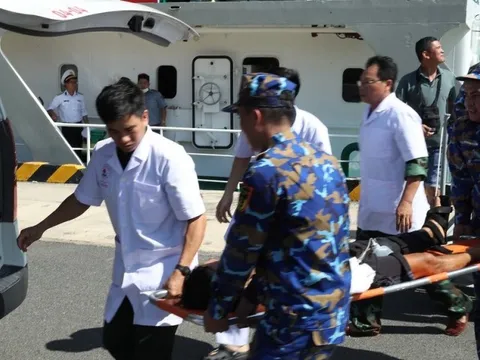 Đưa ngư dân tỉnh Bình Thuận bị nạn ở Trường Sa vào bờ an toàn