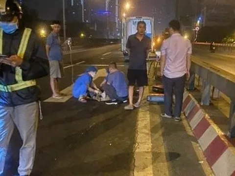 Đi bộ trên đường Vành đai 3 trên cao, người đàn ông bị xe tải tông tử vong