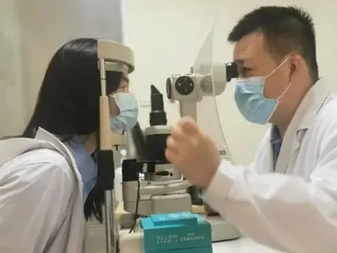 Trung Quốc: Nhìn màn hình điện thoại trong 14 giờ liên tục, người phụ nữ bị loét giác mạc