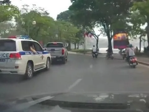 Hà Nội: Tài xế xe bán tải cản trở đoàn xe ưu tiên bị xử phạt