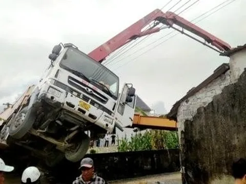Khám nghiệm hiện trường vụ sập cần bơm bê tông đổ mái nhà khiến một công nhân tử vong