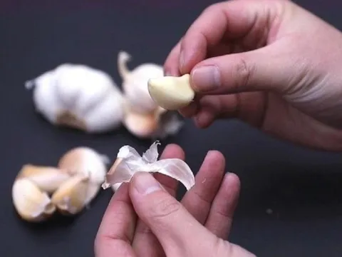 Cứ bỏ tỏi vào ngăn đá và dùng theo cách này lợi ích bất ngờ hương vị thì y nguyên