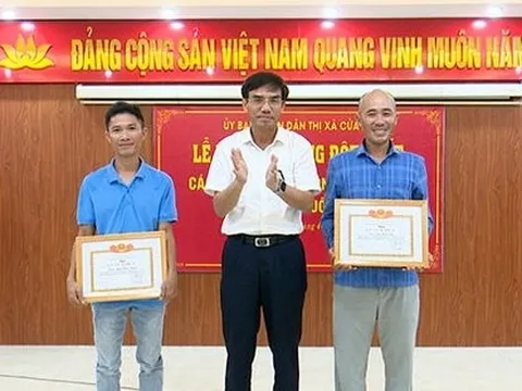 Khen thưởng 2 ngư dân dũng cảm cứu 4 du khách đuối nước ở biển Cửa Lò