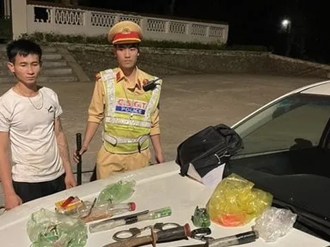 Thanh Hóa: Phát hiện ô tô 16 chỗ chở nhiều “hàng nóng”