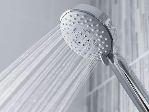 Thấy dấu hiệu lạ khi tắm, đi khám và phát hiện ung thư