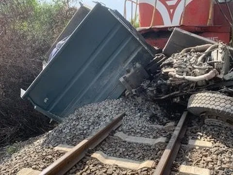 Khánh Hòa: Va chạm giữa tàu lửa và xe tải, một người tử vong