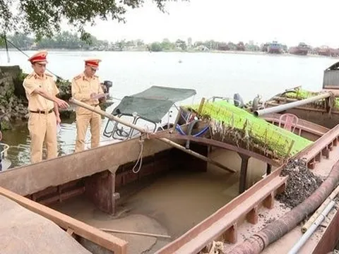 Bắt quả tang 11 đối tượng điểu khiển 3 tàu khai thác cát trái phép