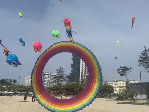 Ngắm hàng trăm cánh diều đa màu sắc, uốn lượn trên bờ biển Vũng Tàu