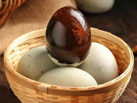 Gia đình 3 người ngộ độc nặng sau khi ăn một loại "trứng đen": Ghi nhớ 3 "không" khi tiêu thụ kẻo vi khuẩn xâm nhập, tính mạng bị đe dọa