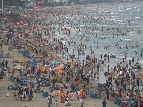 Hàng nghìn người tắm biển Vũng Tàu trong ngày đầu tiên kỳ nghỉ lễ