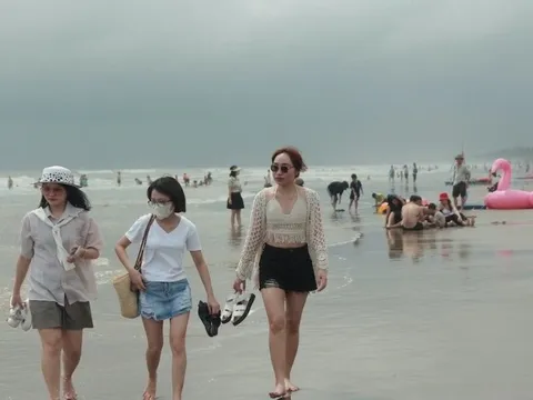 Lượng du khách về Nghệ An tắm biển giảm mạnh do mưa lớn