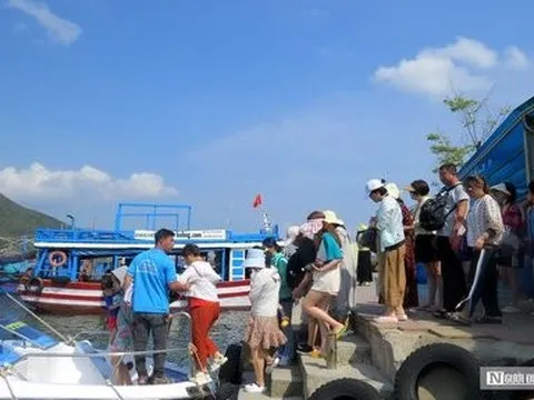 Khánh Hòa: Đông đảo du khách đến Nha Trang tham quan biển đảo