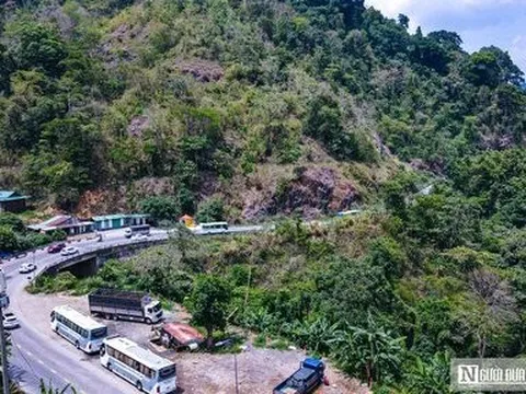 Lực lượng CSGT túc trực tránh tắc nghẽn Đèo Bảo Lộc