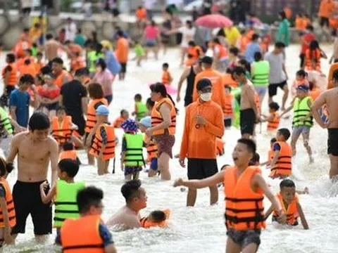 Bãi biển nhân tạo ven đô Hà Nội kín người trong ngày nghỉ lễ thứ hai