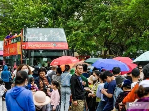 Hà Nội: Người dân xếp hàng dài đi xe buýt 2 tầng miễn phí