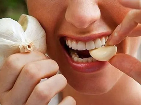 Những tác dụng ít biết từ việc ăn tỏi sống