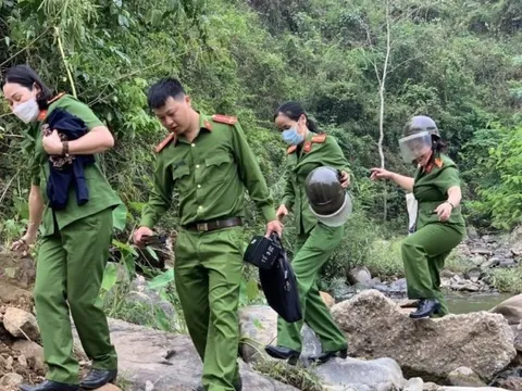 Gác nghỉ lễ, chiến sĩ vượt núi băng rừng vào bản làm căn cước công dân