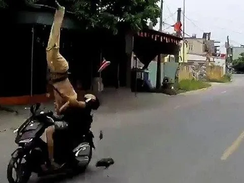Bắt hai kẻ tông xe vào Cảnh sát giao thông vì bị dừng xe đo nồng độ cồn