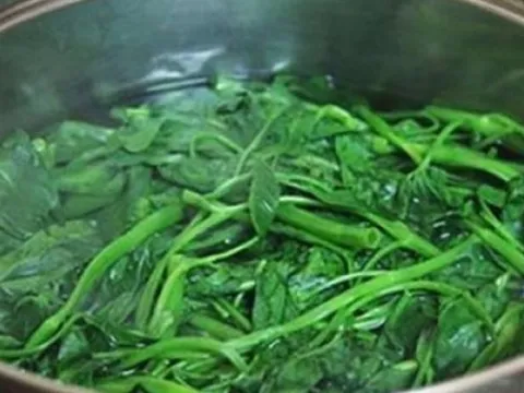 Thực hư chuyện vắt chanh vào nước rau để phát hiện tồn dư thuốc trừ sâu, kim loại nặng