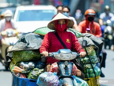 Người lao động chật vật mưu sinh dưới nắng nóng gay gắt