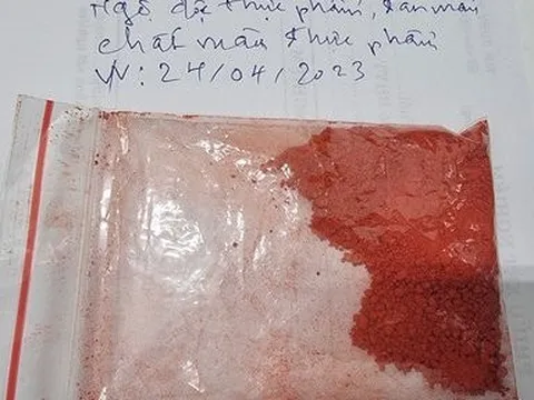 Hai mẹ con nhập viện sau khi ăn thực phẩm trộn phẩm màu