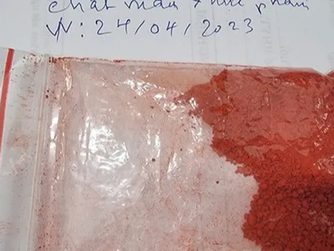 Ăn thịt trộn bột màu làm nem rán, 2 mẹ con thiếu máu nặng