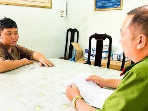 Khởi tố đối tượng mang 2 khẩu súng đi bán