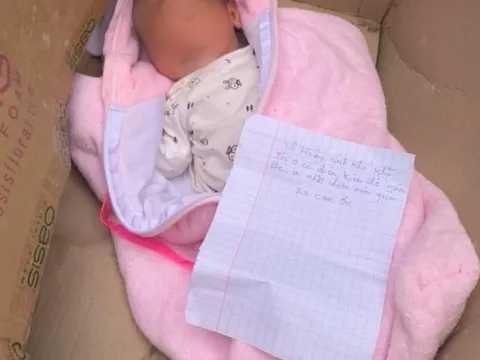 Huế: Bé trai sơ sinh bị bỏ rơi cùng lời nhắn "ai nhặt được nuôi giùm"