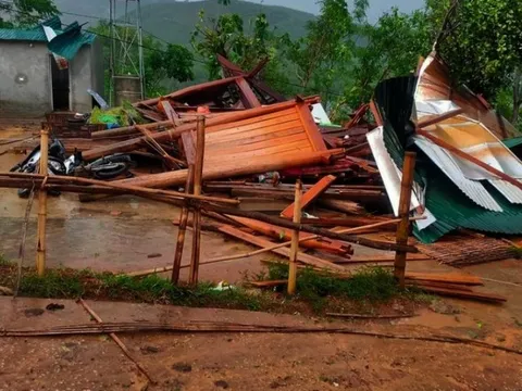 Sau nắng nóng, Nghệ An xuất hiện giông lốc làm tốc mái nhà dân