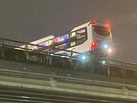Vụ xe khách suýt văng khỏi đường trên cao: Xác định nguyên nhân tai nạn