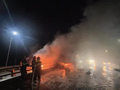 Nghệ An: Xe container bốc cháy dữ dội trên Quốc lộ 1A