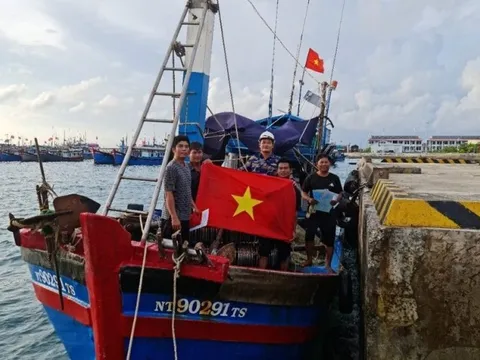 Tàu cá tỉnh Ninh Thuận bị gãy neo được hỗ trợ khắc phục kịp thời