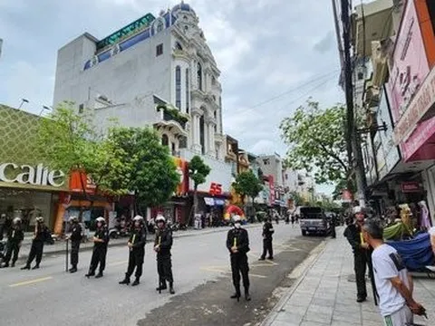 Cảnh sát cơ động chốt chặn, phong tỏa nhà “Tuấn Thần Đèn” ở Thanh Hóa