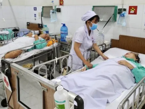 TP HCM: Bệnh viện thiếu điều dưỡng vì việc nhiều, lương thấp