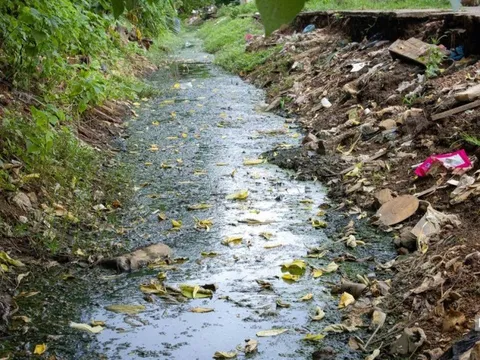 Các kênh nước ô nhiễm, tràn ngập rác thải ở Hà Nội